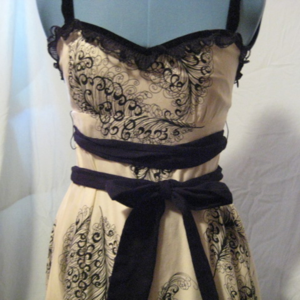 Black and white feather dress - Picture 4 of 8